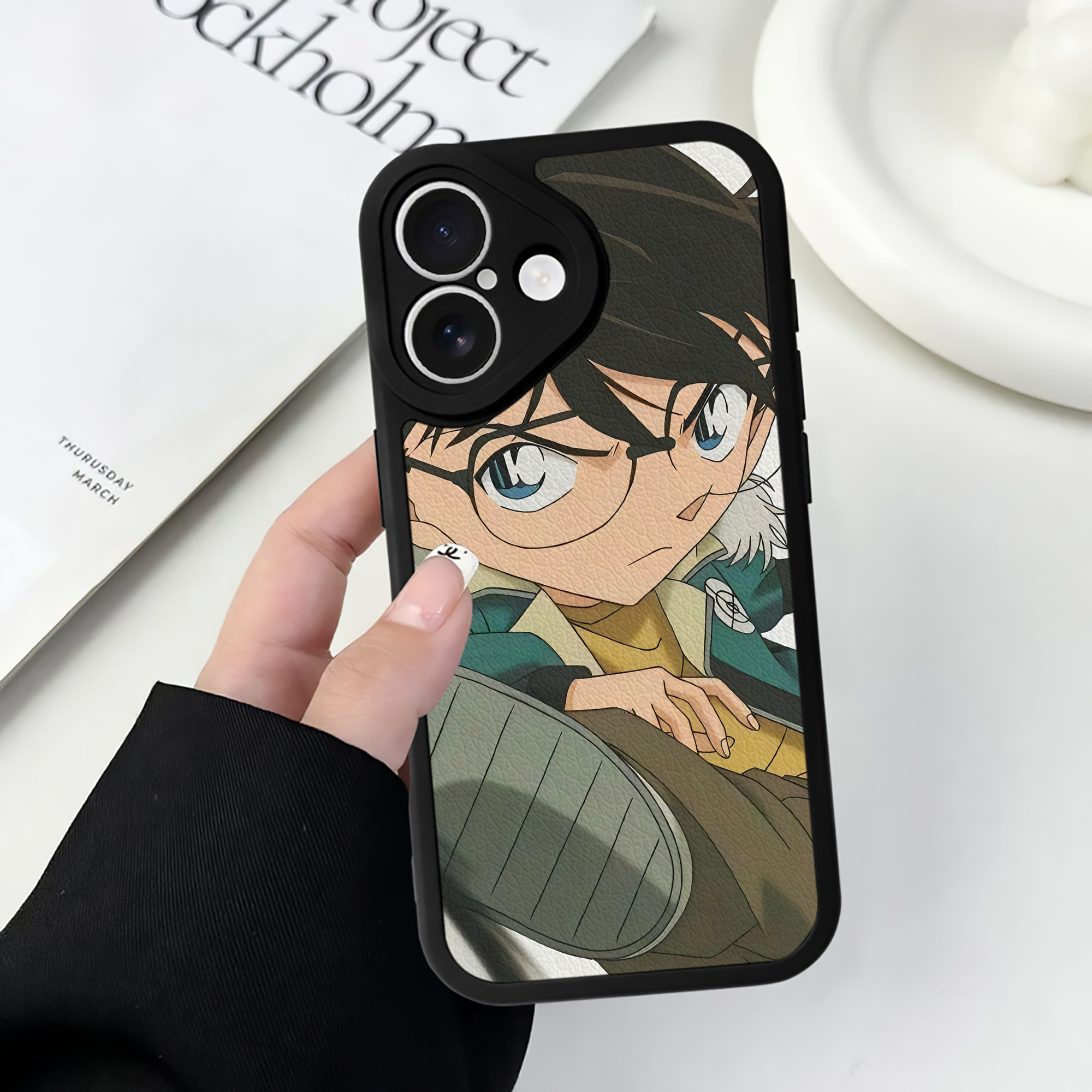 （画像用） 名探偵コナン Detective Conan 【iPhone 16シリーズ対応】シリコンスマホケース（レザー調） 材質：シリコン